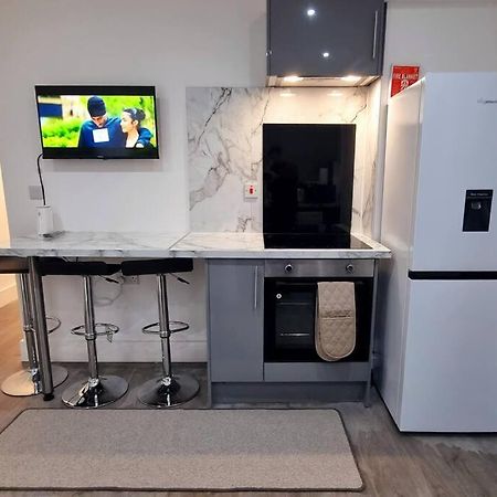 2 Bed Cosy Flat Close To Bus & Tube Station Λονδίνο Εξωτερικό φωτογραφία