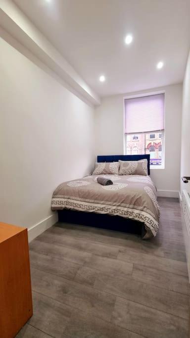 2 Bed Cosy Flat Close To Bus & Tube Station Λονδίνο Εξωτερικό φωτογραφία