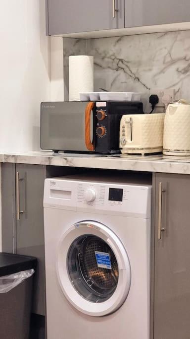 2 Bed Cosy Flat Close To Bus & Tube Station Λονδίνο Εξωτερικό φωτογραφία