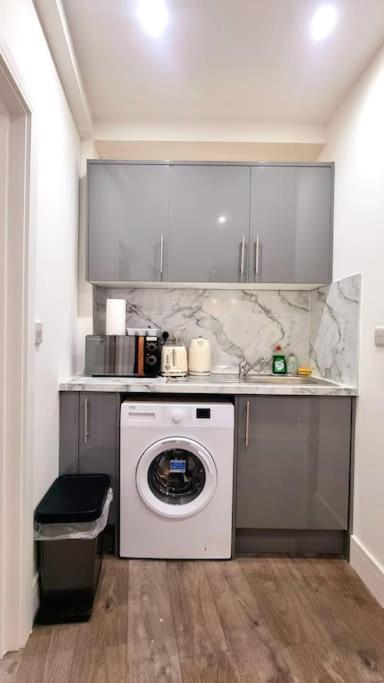 2 Bed Cosy Flat Close To Bus & Tube Station Λονδίνο Εξωτερικό φωτογραφία
