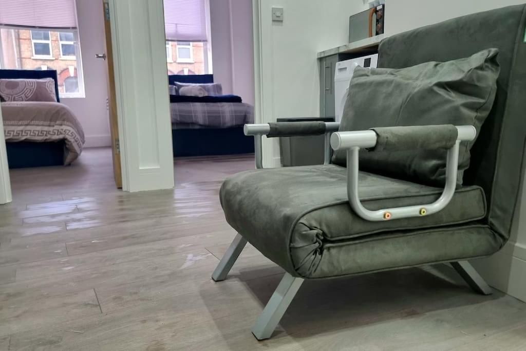2 Bed Cosy Flat Close To Bus & Tube Station Λονδίνο Εξωτερικό φωτογραφία