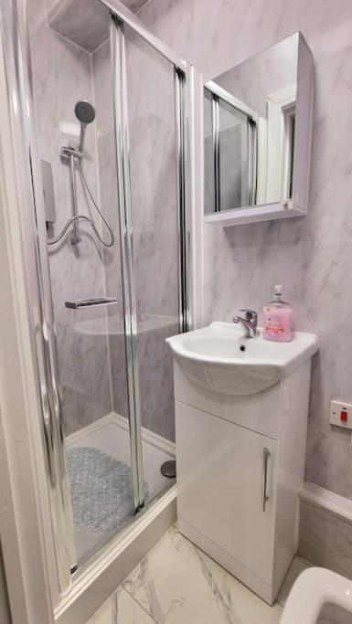 2 Bed Cosy Flat Close To Bus & Tube Station Λονδίνο Εξωτερικό φωτογραφία