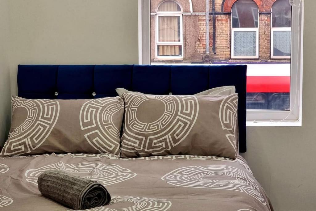 2 Bed Cosy Flat Close To Bus & Tube Station Λονδίνο Εξωτερικό φωτογραφία