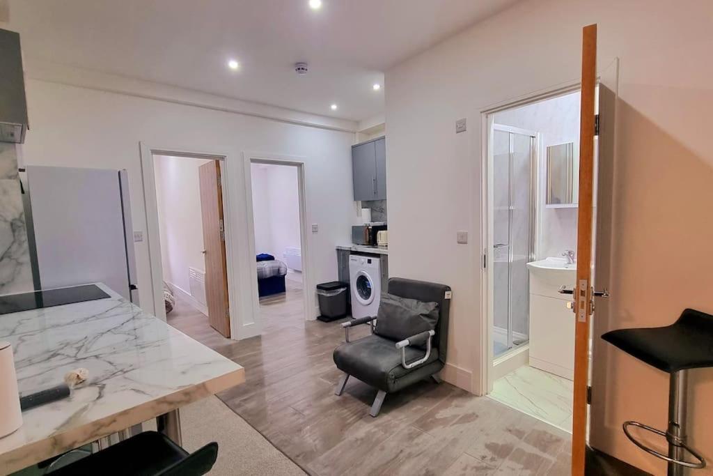 2 Bed Cosy Flat Close To Bus & Tube Station Λονδίνο Εξωτερικό φωτογραφία